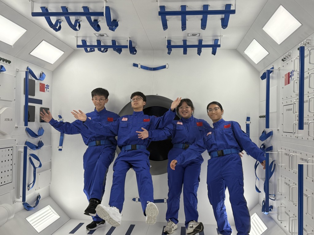 一眾學員在暑假期間前往北京、酒泉及西安等地,參與為期9日的課程。今日(2日)於香港科學館舉行分享會。何姵妤攝 一眾學員在暑假期間前往北京、酒泉及西安等地,參與為期9日的課程。今日(2日)於香港科學館舉行分享會。何姵妤攝
