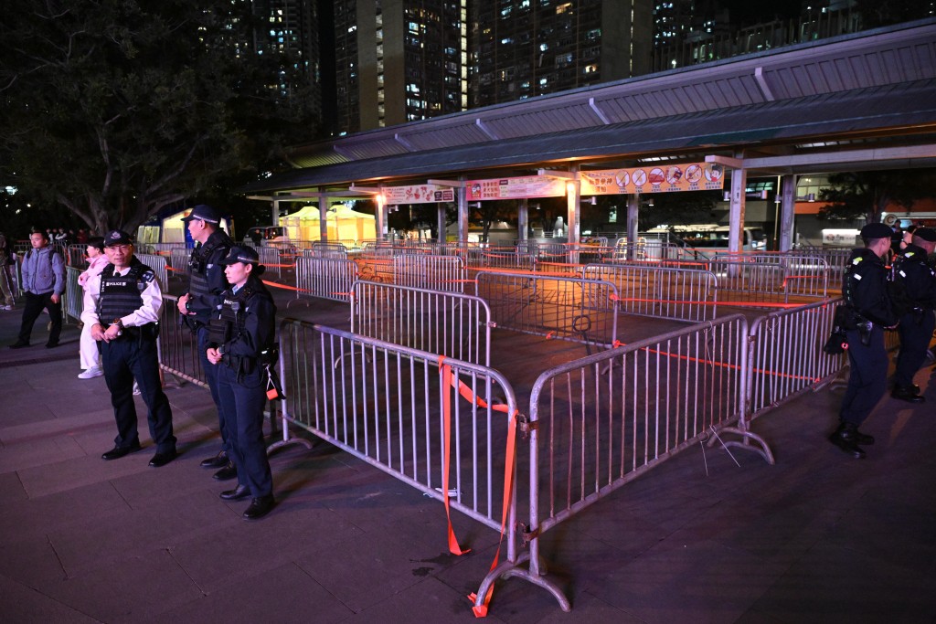 警員在黃大仙祠外廣場架起鐵馬，讓上頭炷香的市民排隊。