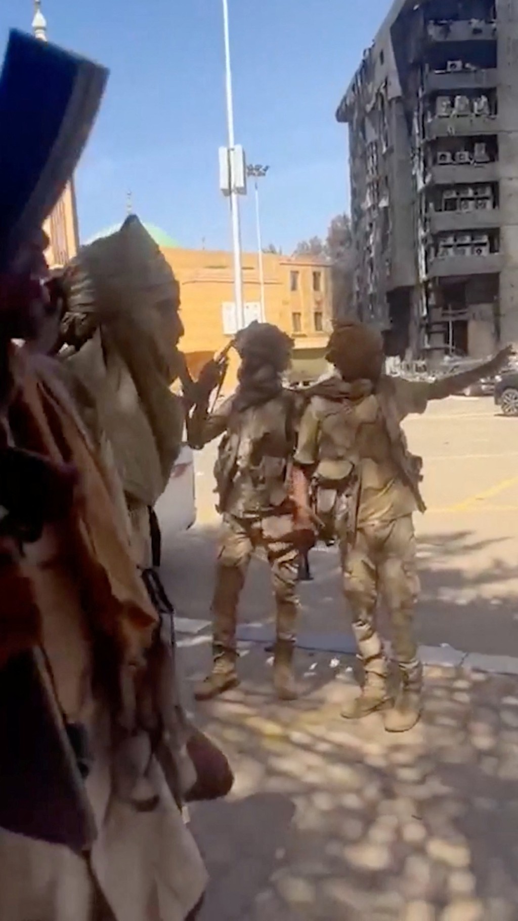 苏丹的大街上有全副武装军人。　路透社