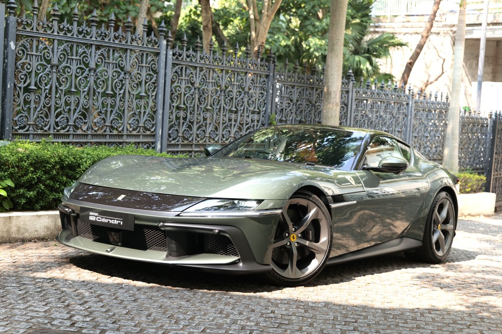 法拉利Ferrari 12Cilindri香港首試：示範車配有23個附加項目，包括名為Verde Toscana銀底淺軍綠色車身配合黑色車頂，落地價接近820萬元。