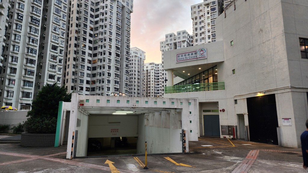 杏花邨停車場擺放了水閘、沙包等嚴防水浸。 杏花邨停車場擺放了水閘、沙包等嚴防水浸。