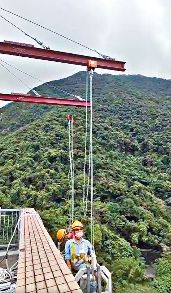 吊船一邊工字鐵框上的「車仔」突然甩脫。