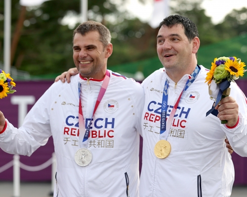 列比達卡（右）以七分力壓哥斯迪利斯基贏得金牌。Reuters