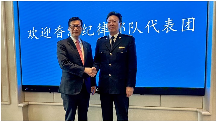 邓炳强(左)拜会海关总署署长俞建华(右)。