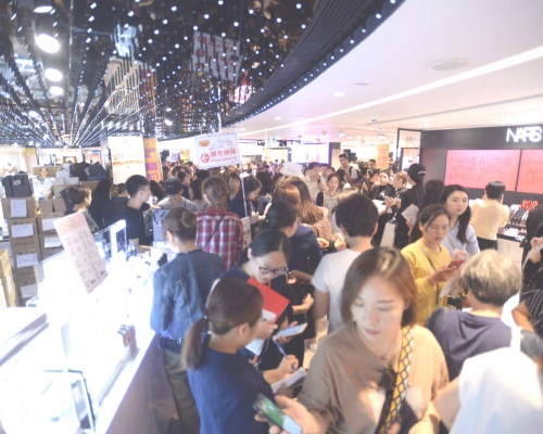 銅鑼灣百貨公司人山人海