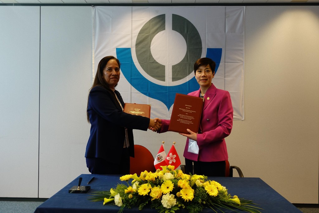 何珮珊（右）與秘魯海關稅務總局海關副總局長Martha Elba Garamendi Espinoza（左）簽訂《互助合作安排》。
