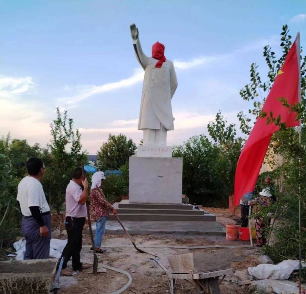 山东临沂的「毛粉」（毛泽东粉丝）近日集资兴建一座汉白玉毛泽东像。