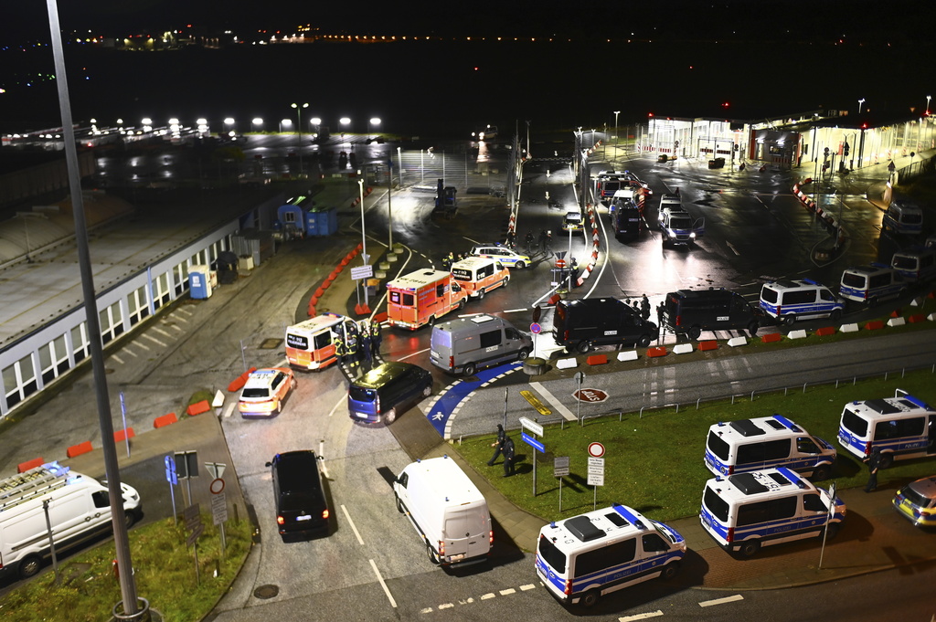 德國漢堡機場的持械挾持女童案，當地警方拘捕1男子，女童獲救。美聯社