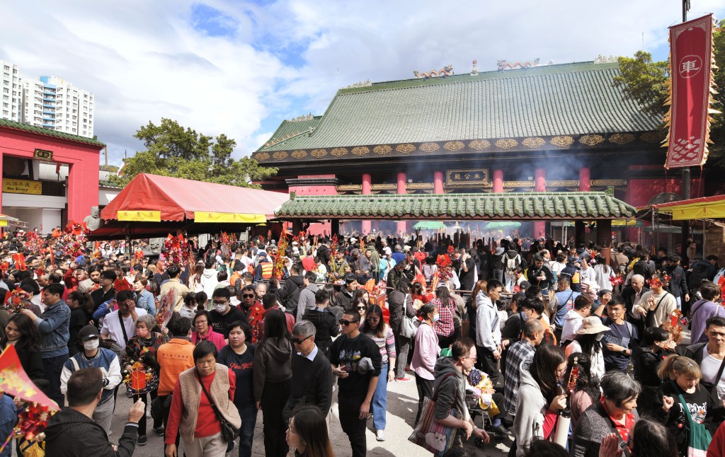 每年农历年初三均吸引数以千计善信到车公庙参拜。资料图片