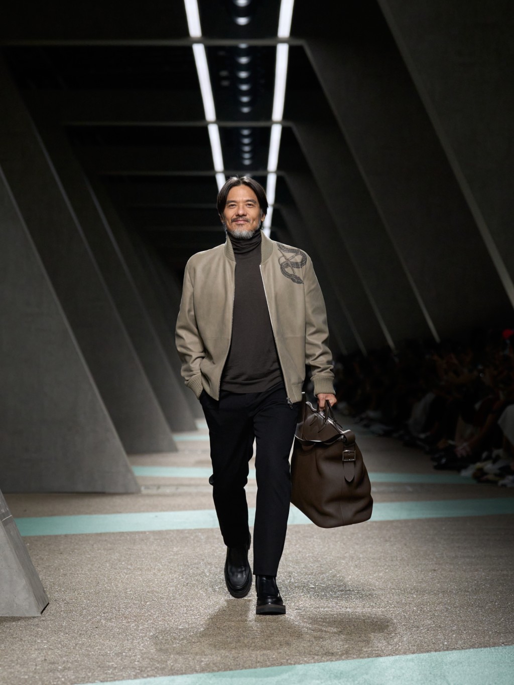 香港导演冯德伦为爱马仕走天桥。