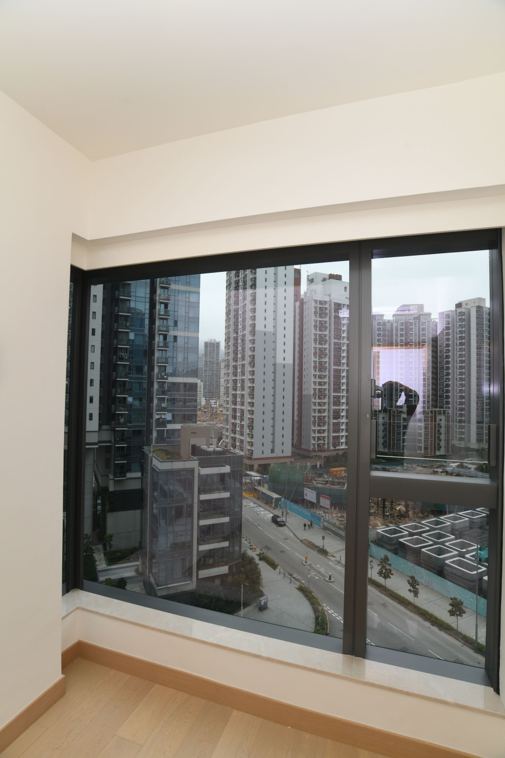 屋內有2房,均與廳堂坐向一致,望啟德市景。