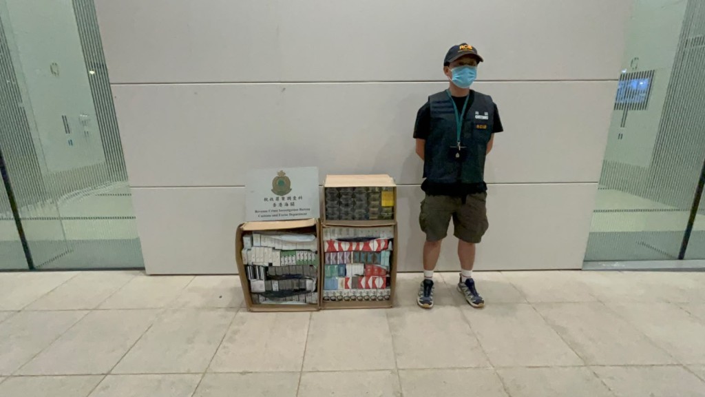 行動共檢獲約3萬支懷疑私煙,估計市值約13.5萬元,應課稅值約10萬元,涉案私家車亦被海關扣查。海關提供 行動共檢獲約3萬支懷疑私煙,估計市值約13.5萬元,應課稅值約10萬元,涉案私家車亦被海關扣查。海關提供