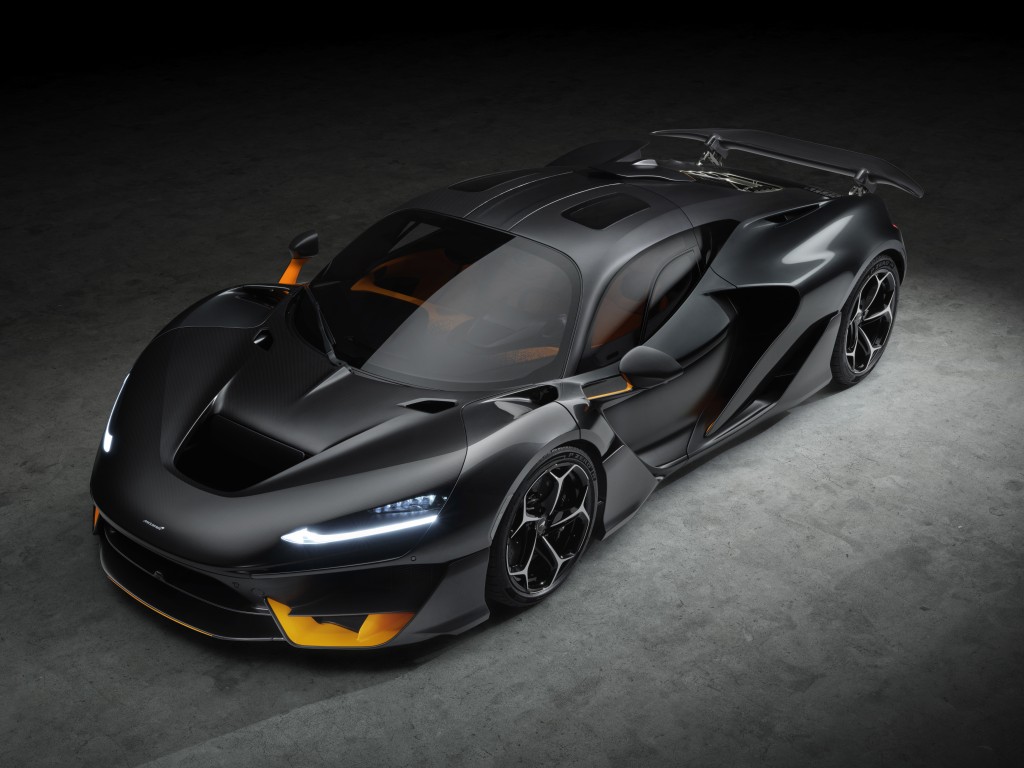 McLaren W1車身體積(4,635 x 2,074 x 1,182mm，軸距2,680mm)只比Senna大一點。