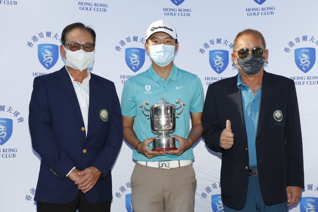 香港哥爾夫球會向伍城鋒（中）頒發香港哥爾夫球會鄧樹泉紀念盃，表揚他在香港職業高爾夫球協會排名賽取得冠軍。相片由公關提供