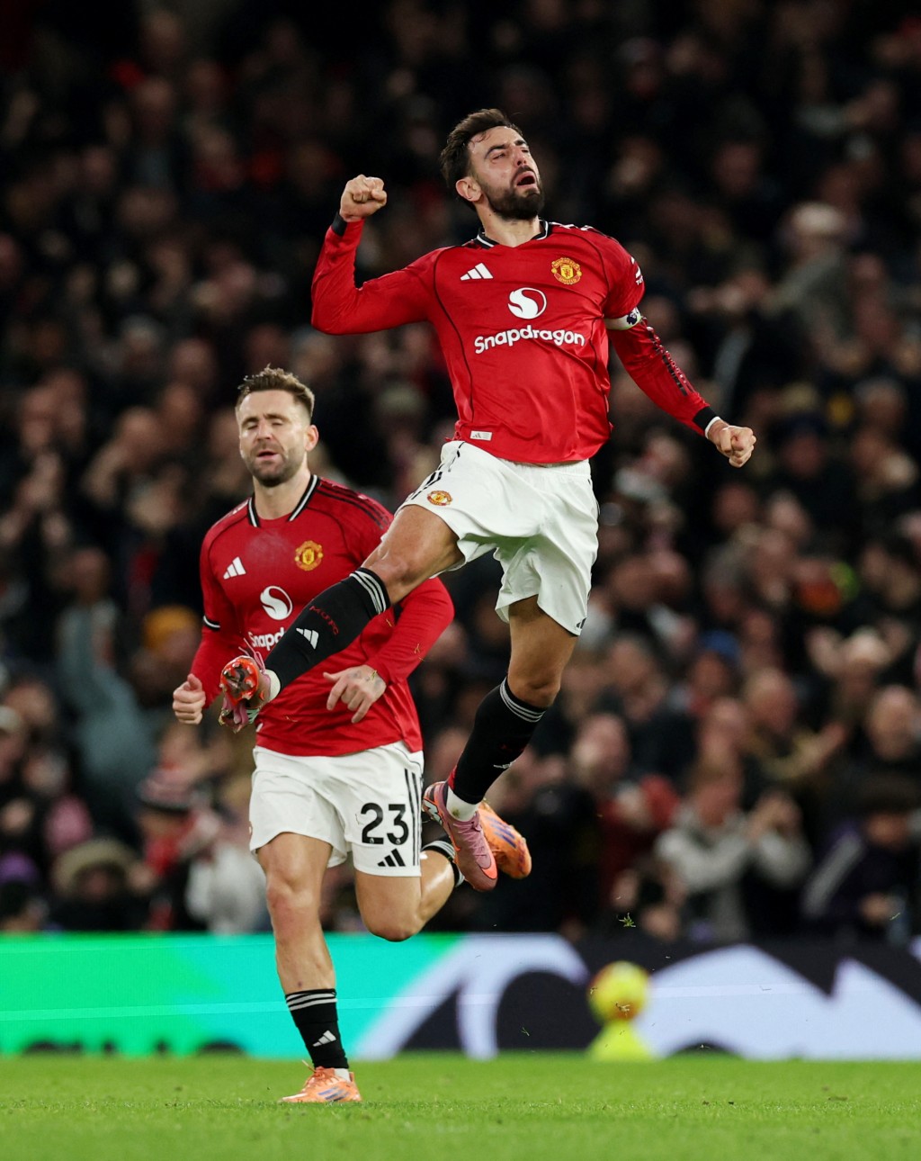 B費回敬一記精彩的罰球，曼聯追和3:3。路透社