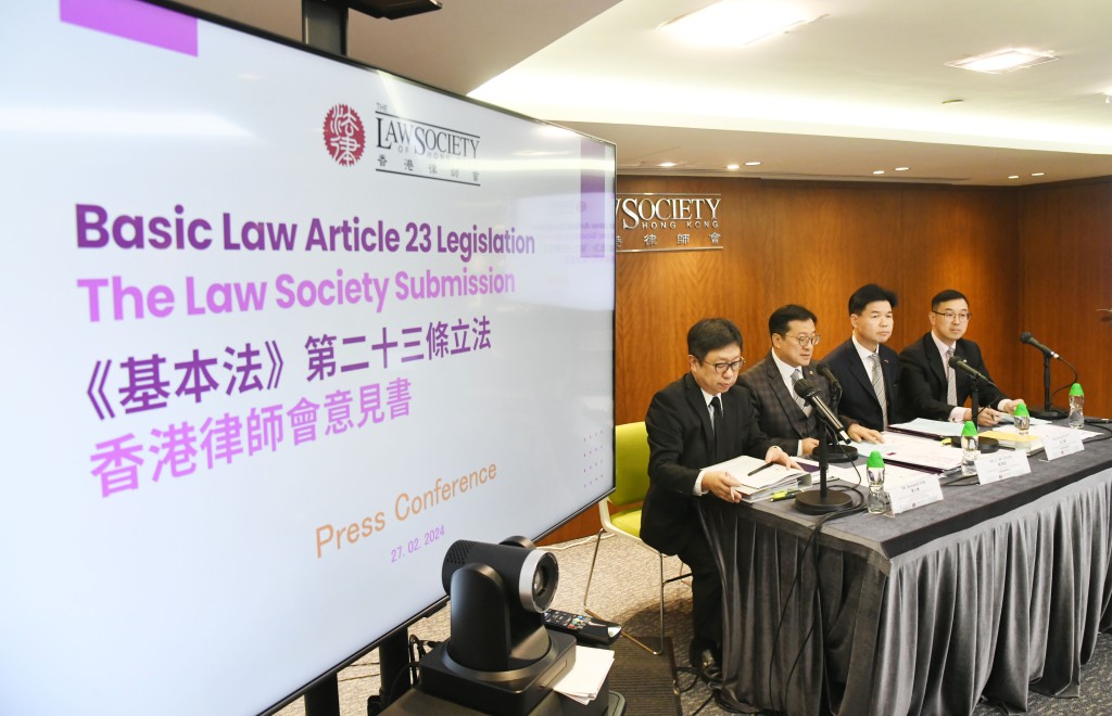 香港律師會記者會，關於《基本法》第二十三條立法的意見書：（左起）副秘書長霍永權，會長陳澤銘，副會長湯文龍，副會長余國堅。何健勇攝