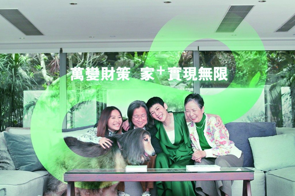 吴君如连同家人拍摄广告。
