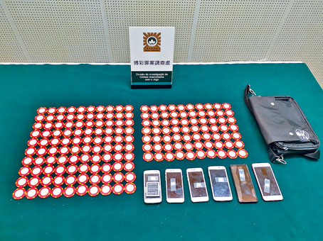 ■司警检获的假筹码等证物。