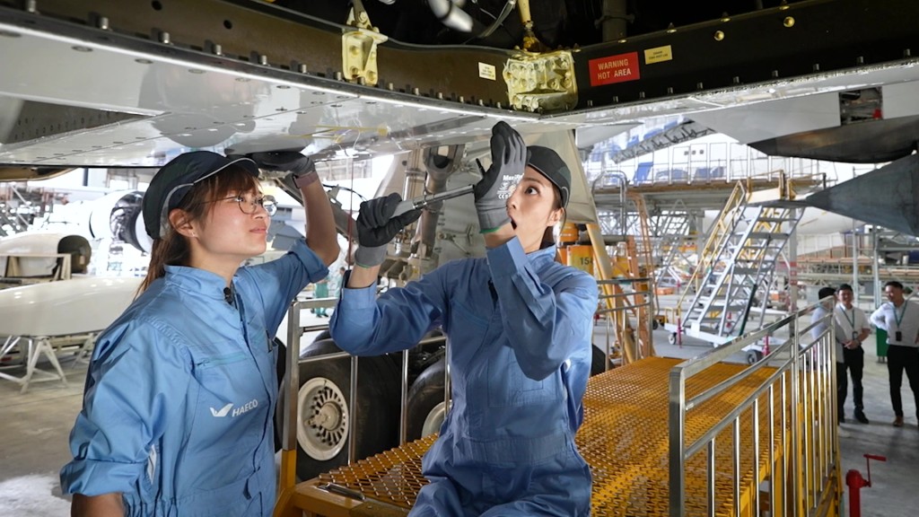 劉穎鏇「飛機維修員」。 劉穎鏇「飛機維修員」。