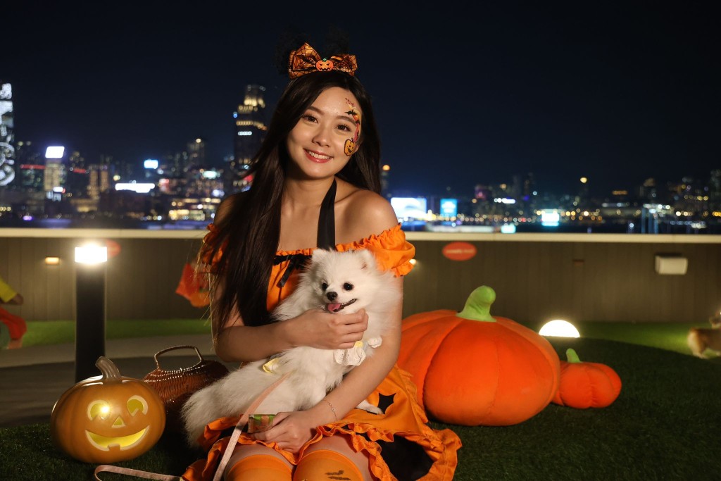 可與駐場Halloween女郎合照留念，氣氛熱鬧溫馨。