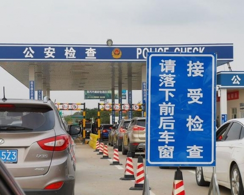 湖北省宣布，除了进出武汉市以及离开湖北的防疫卡点，其余全部撤除。(网图)