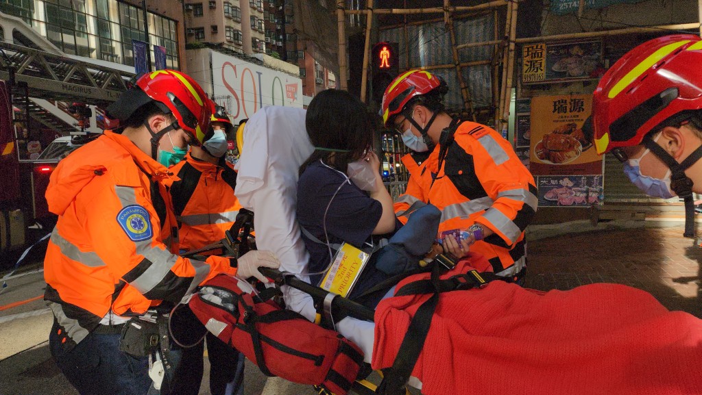 一名女子懷疑吸入濃煙不適送院。 一名女子懷疑吸入濃煙不適送院。