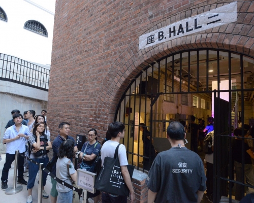 不少參觀的市民在大館拍照留念。