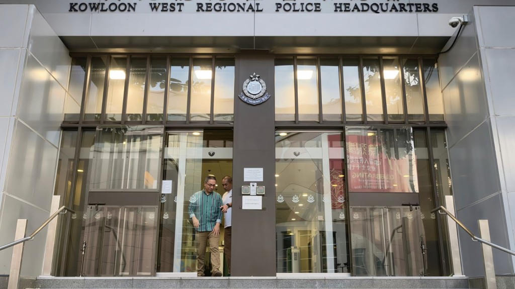 潘焯鴻離開西九龍警察總部。黃文威攝 潘焯鴻離開西九龍警察總部。黃文威攝
