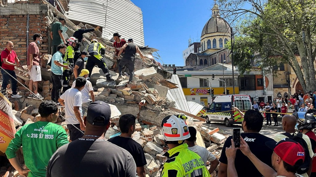 哥伦比亚西部周一（10日）发生黎克特制7.4级地震，造成至少77人死亡，多座建筑物倒塌，不少居民仍被困瓦砾下。路透社