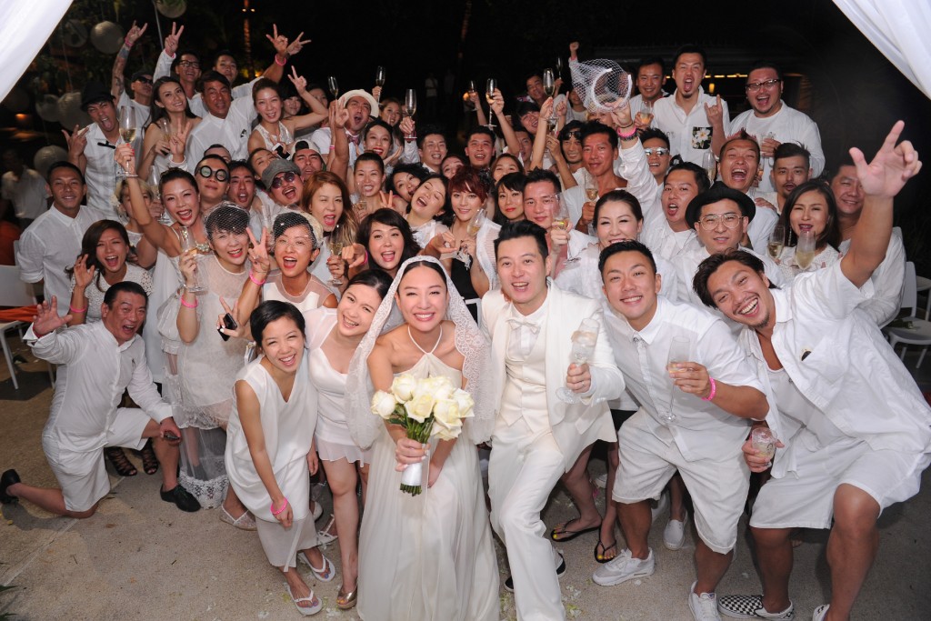 4）郑希怡2014年与化妆师男友梁学储结婚，豪掷百万在泰国办婚礼。