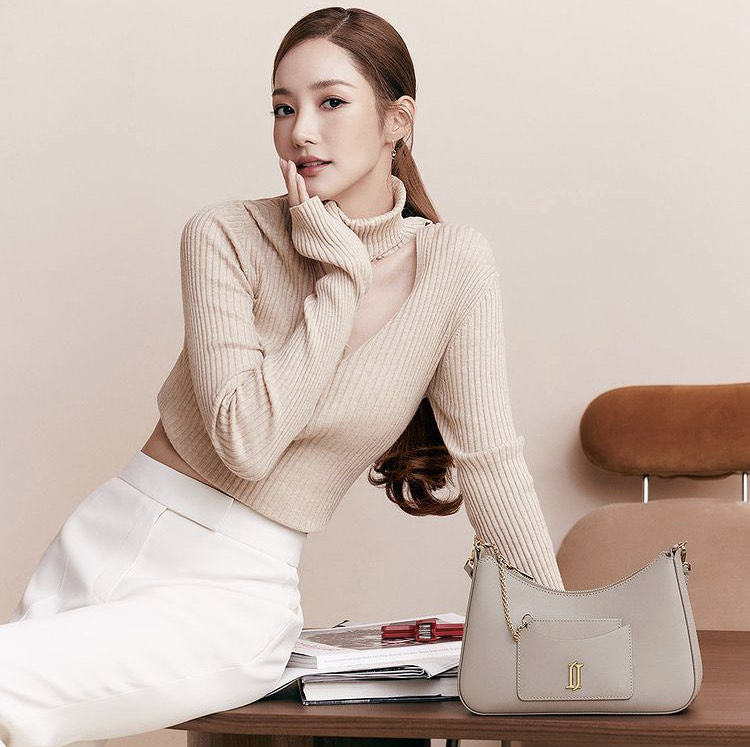 韓牌j.estinabag邀來朴敏英以不同的女性造型配襯品牌的新品/韓圜206,400、折合港元約1,149。