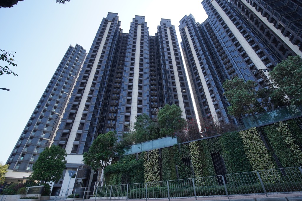 粉嶺高爾夫．御苑1座中層A室，面積1314方呎，開價1360萬拍賣