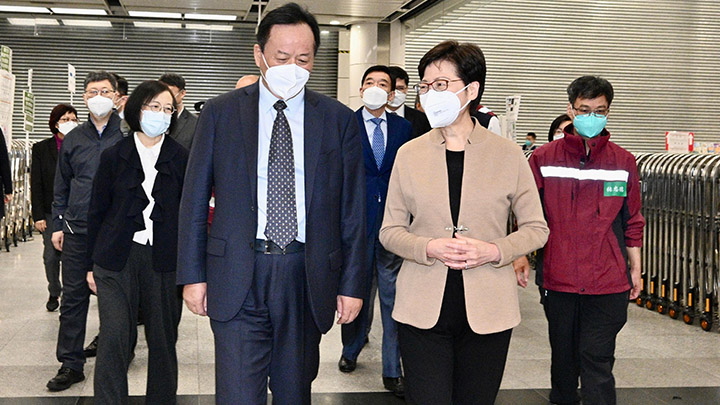 行政長官林鄭月娥於深圳灣口岸迎接中央政府援港抗疫的中醫專家組。