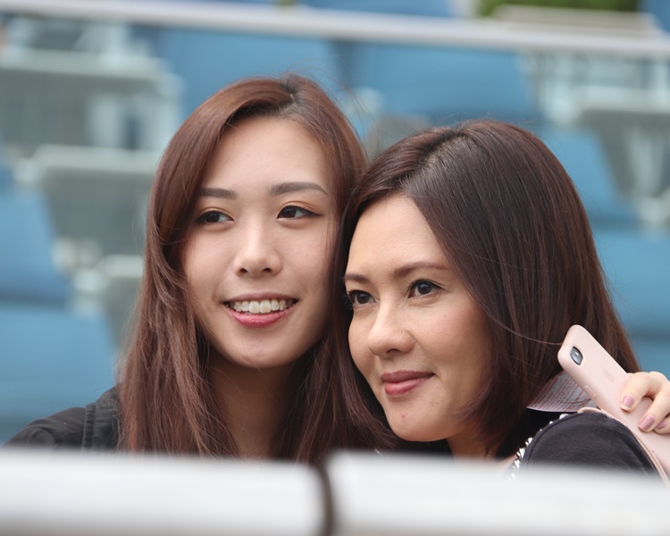 珍妹視女兒為朋友，但不會刻意跟她講潮語，以免被取笑。