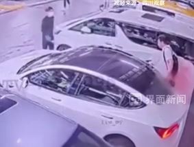 圖右白衣男相信為事主，孭著背囊，在私家車旁，一名深色衣男子持刀走近事主。網片截圖
