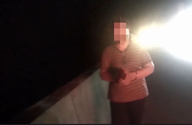 妻子独自走在高速公路的应急车道上。江苏新闻