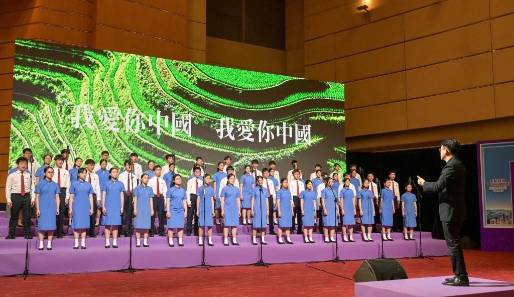 現場有學生獻唱愛國歌曲。羅淑佩fb