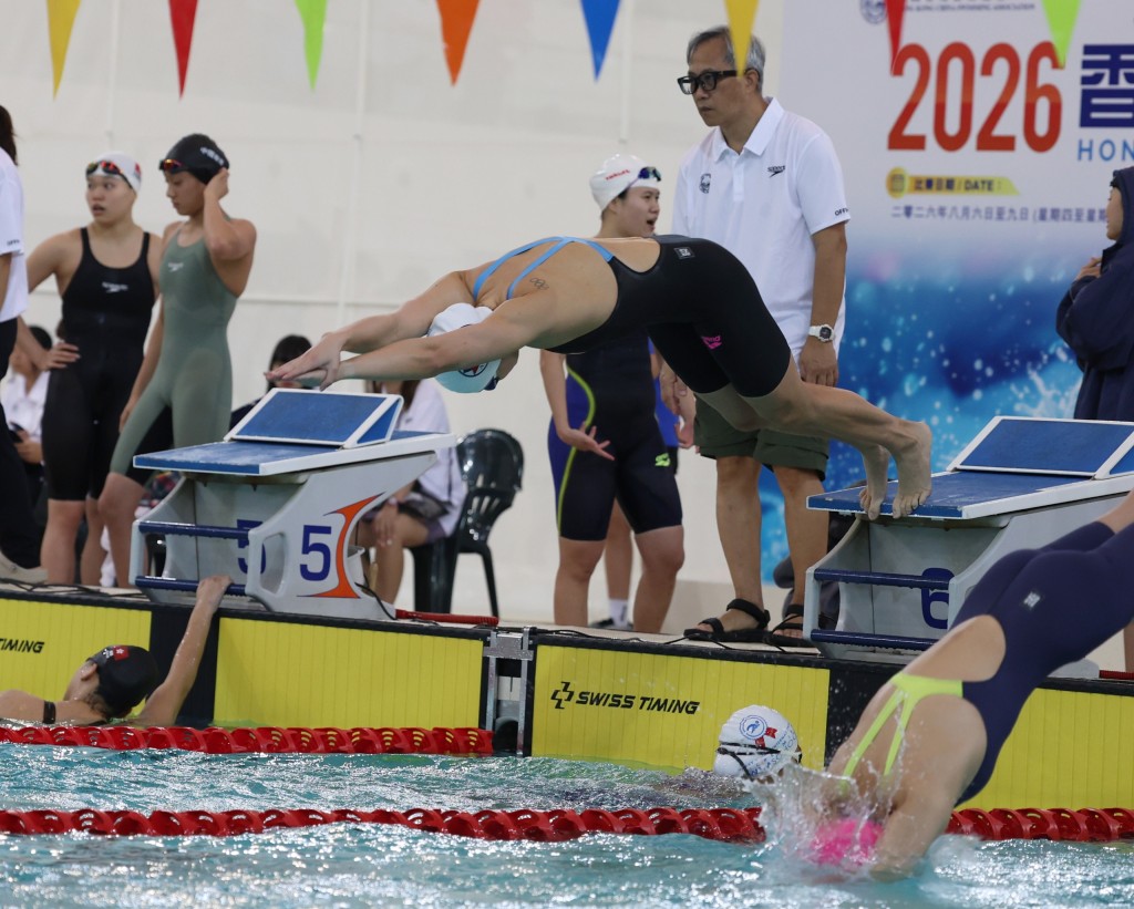 何诗蓓在接力赛中。徐嘉华摄