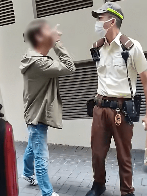 涉案男子不斷指罵交通督導員。YouTube:車Cam特警 涉案男子不斷指罵交通督導員。YouTube:車Cam特警