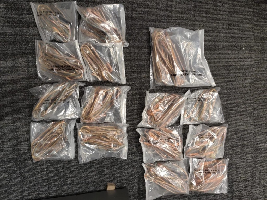 警方檢獲15捆銅電線及101個銅喉，總值約3000元。警方提供