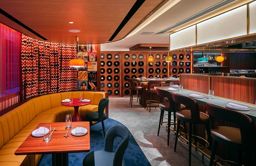 走型格路线的TMK Funk & Rolls，利用黑胶碟及现场音乐营造充满节奏感的用餐环境。