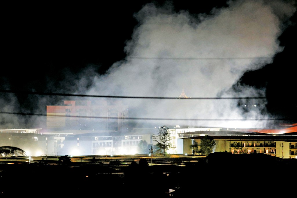 緬甸邊境電騙中心KK園一些建築物上周五被緬軍炸毀，冒出濃煙。