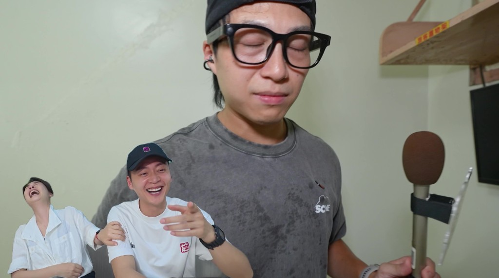 最終坤哥還是抵受不住拖鞋的惡臭,面容扭曲。 最終坤哥還是抵受不住拖鞋的惡臭,面容扭曲。