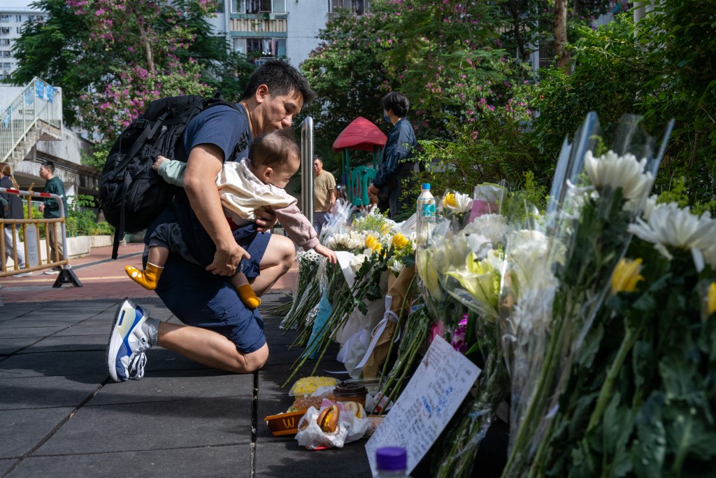 數百名市民今日到場獻花悼念死難者。
