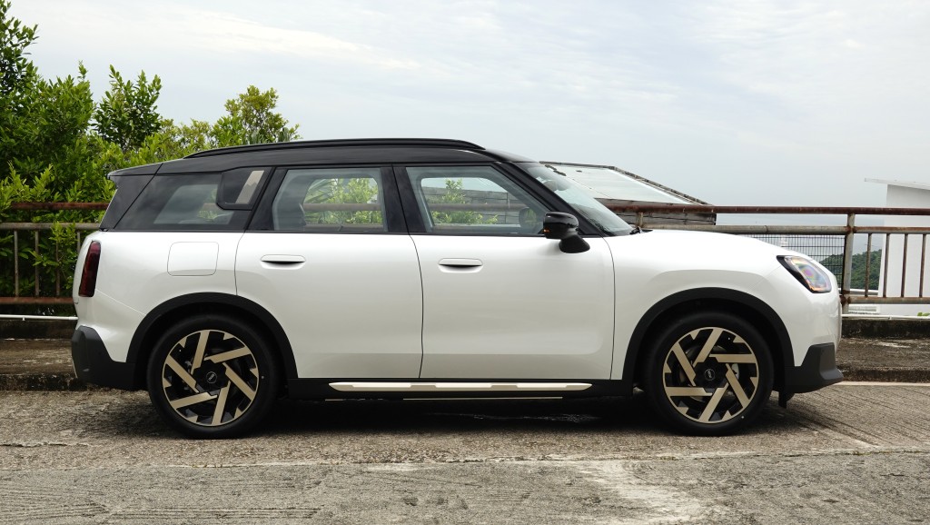 Mini Countryman E纯电动SUV香港试驾，新车长度及轴距分别增加了136mm和22mm。