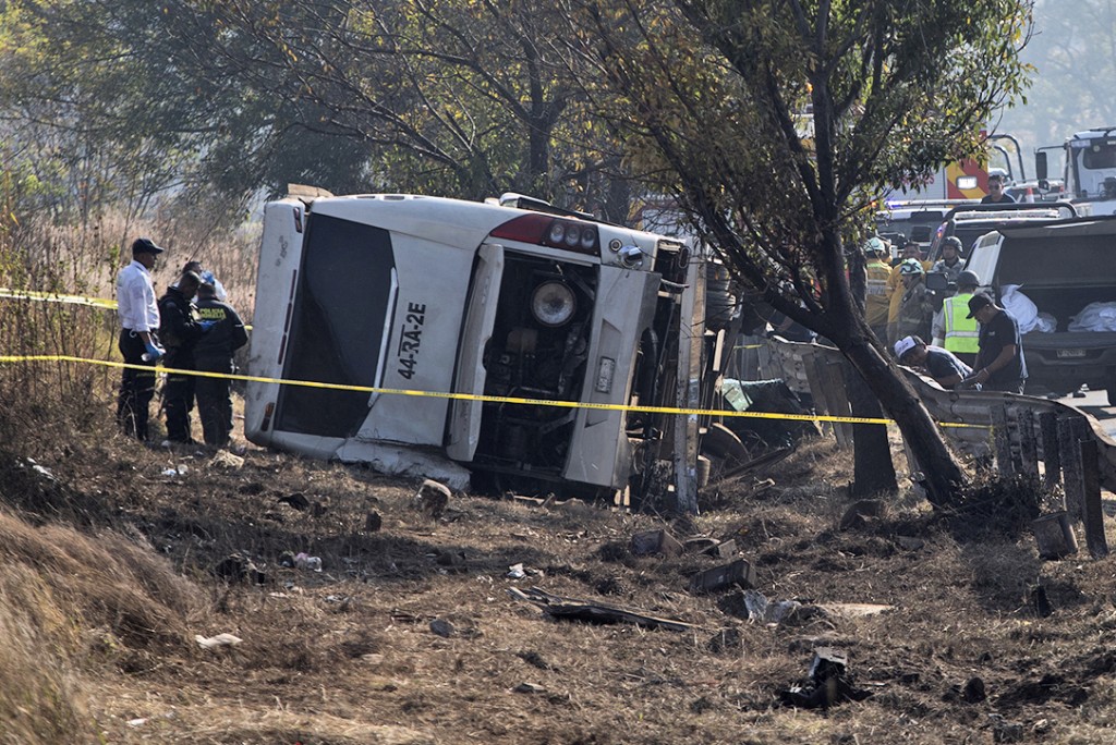 墨西哥旅遊巴公路翻側 釀至少7死20傷。法新社