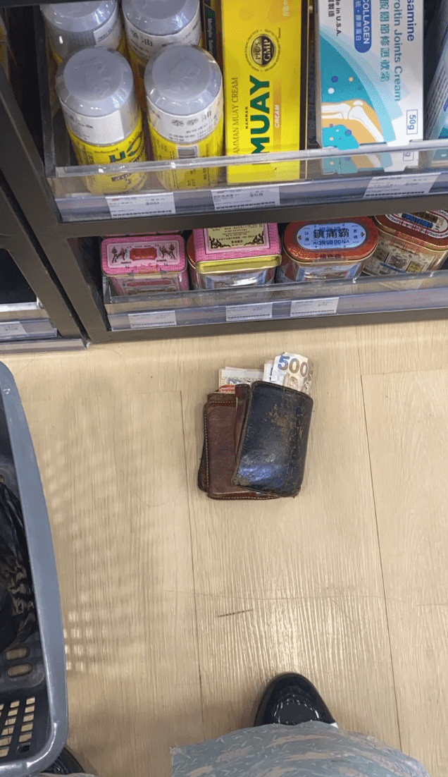 事主發現購物籃旁邊多了一個露出多張港元鈔票的錢包，形容騙徒「生怕別人看不見一樣」。