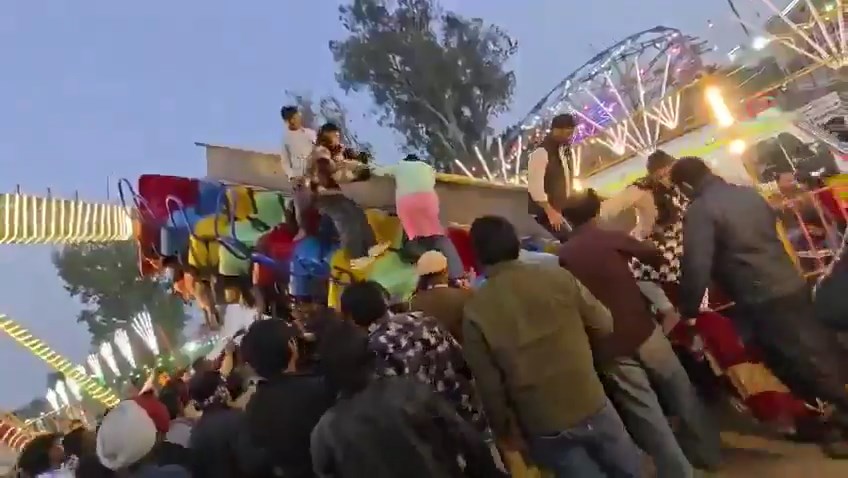 現場民眾爬上鞦韆救人。 現場民眾爬上鞦韆救人。