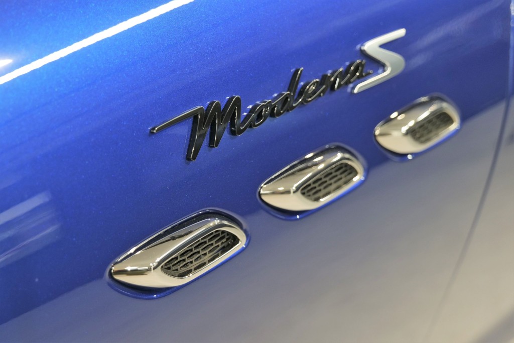 沙板透氣格上方設型號徽章。