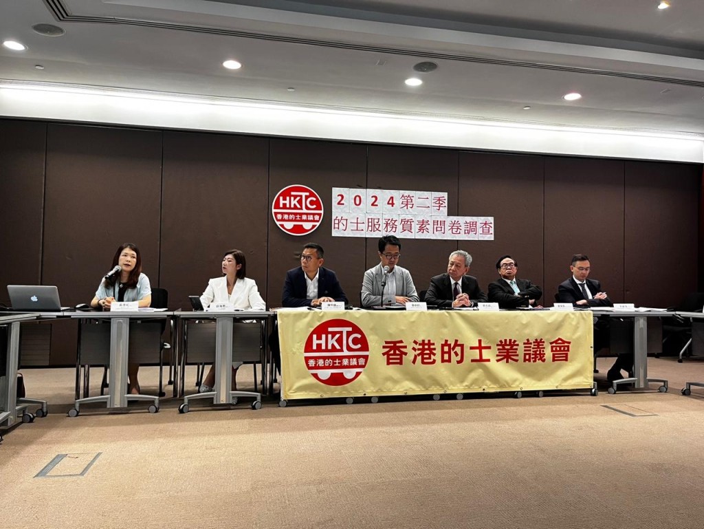 香港的士业议会今日（10日）公布香港的士服务质素问卷调查结果。李健威摄